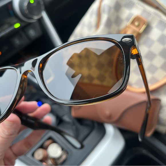 Ray-Ban RB2132 New Wayfarer sunglasses with case - Picture 3 of 12